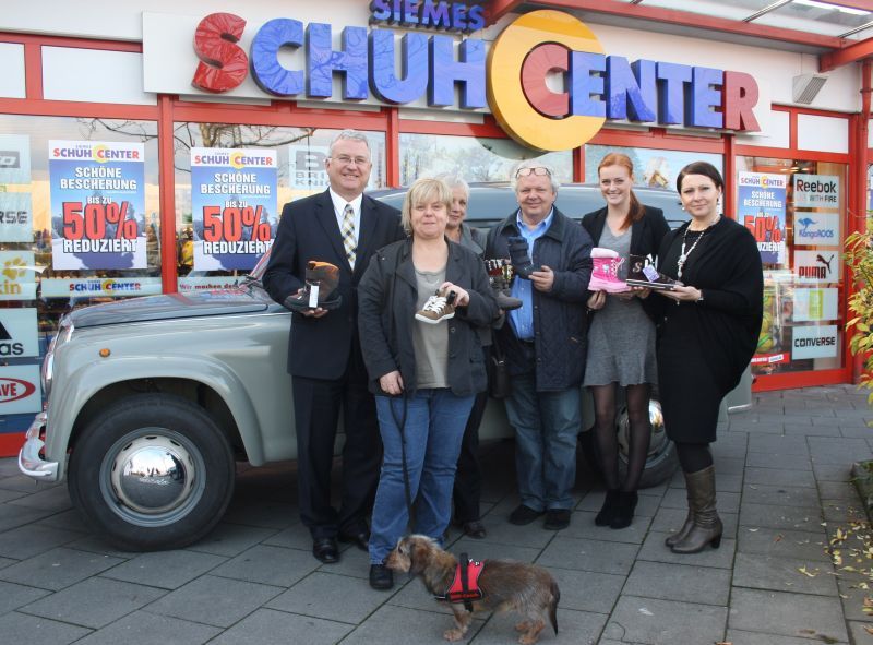 Vor dem Schuhcenter Siemes Sieglar startete die Schuh-Aktion.