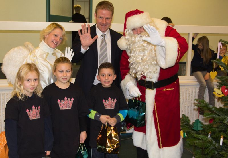 Kulturdezernent Stephan Kuhnert (Mitte) begrüßte die Kinder, den Weihnachtsmann und sein Engelchen im Rathaus.