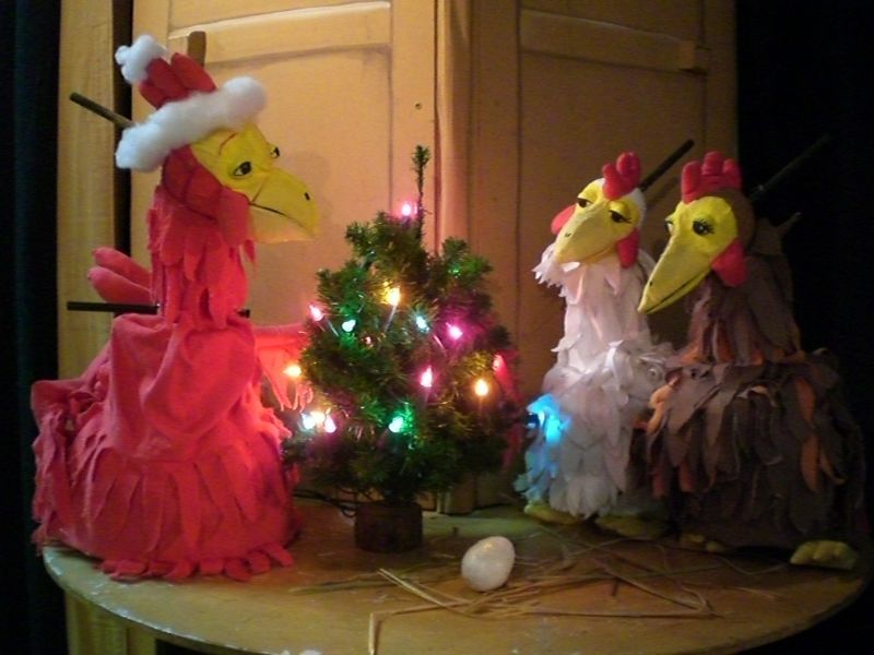 Der Weihnachtshahn besucht den Troisdorfer Hühnerstall in der Stadtbibliothek.