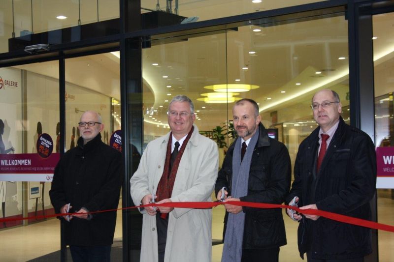 Eröffnung der Galerie am frühen Morgen im Beisein des Bürgermeisters.