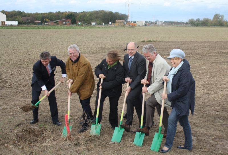 Beherzt bei stürmischem Wetter fand der 1. Spatenstich für den Kreisel von L 332n und K 29n statt.