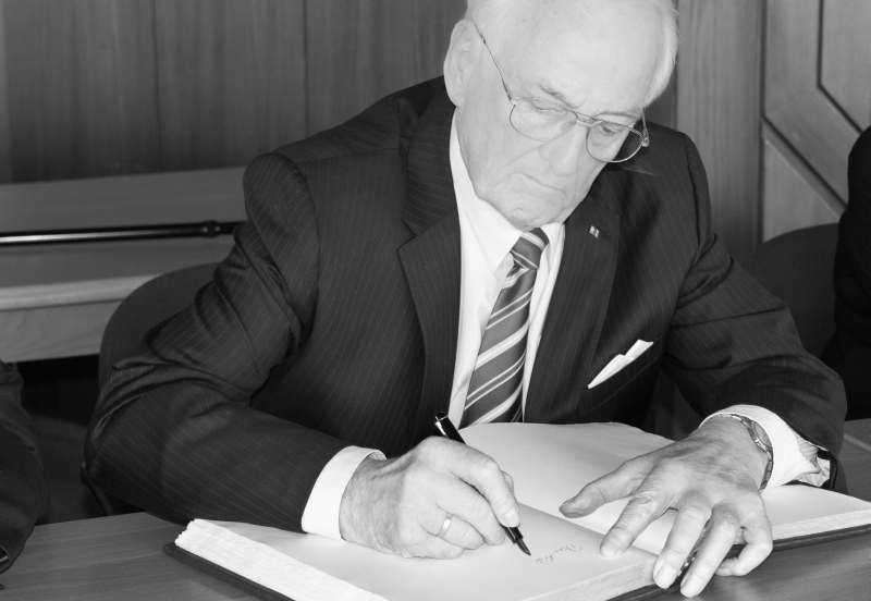 Helmut Meisel trägt sich in das Goldene Buch ein.