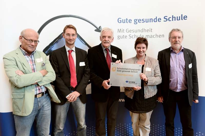 Freude über Wandtafel und Prämie bei Heinz Eschbach (1. Beigeordneter), Karl-Heinz Theus (Schulamt), Konrektorin Petra Herrmann und Schulleiter Peter Simon, Dietmar Engelskirchen für die Schulpflegschaft.