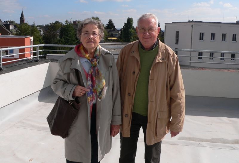 Die Eheleute Kühn genießen erstmals die Sonne auf ihrer zukünfigen Terrasse