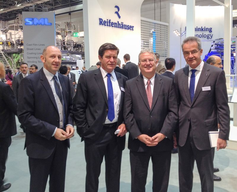 Bürgermeister Klaus-Werner Jablonski (2.v.r.) besuchte die Stände Troisdorfer Firmen bei der K 2013.