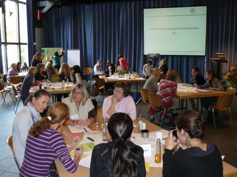 Am Nachmittag setzten sich Vertreter/Innen aus Kita und Schule zum Erfahrungsaustausch bei der Sprachförderung in zusammen.