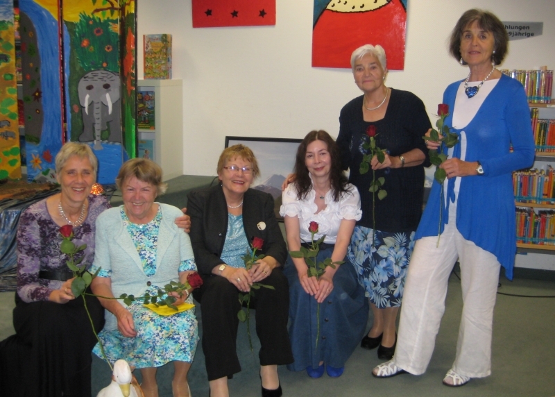 Märchenerzählerinnen bei einem früheren Besuch in der Stadtbibliothek