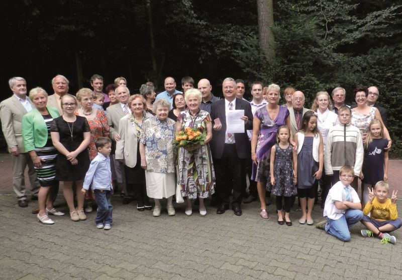 Johanna Marx und Bürgermeister Klaus-Werner Jablonski bei der Geburtstagsfeier mit Führerscheinverzicht.