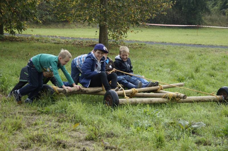 Sechs Jungen mit einem selbst gebauten Wagen aus Holz