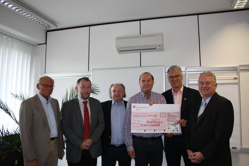 Spendenübergabe im Troisdorfer Rathaus. V.r.n.l. Bürgermeister Jablonski, Stephan Kitz, Hartmut Henseler, Manfred Schumacher, Wolfgang Högemann und Heinz Eschbach