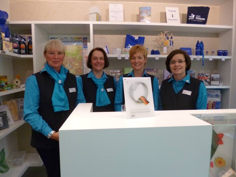 Das Team der Tourist Information freut sich über die Zertifizierung  zum Service Q-Betrieb