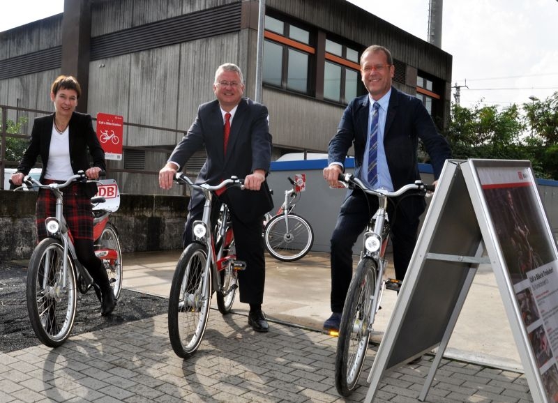 Bürgermeister Klaus-Werner Jablonski (Mitte) und Stadtwerke-Geschäftsführer Peter Blatzheim (rechts) präsentierten am 12. September 2013 gemeinsam mit Sylvia Lier (links), Bereichsleiterin DB Rent zur Einweihung der „Call a Bike“-Station am Bahnhof ein für die Region neues Fahrradverleihkonzept.
