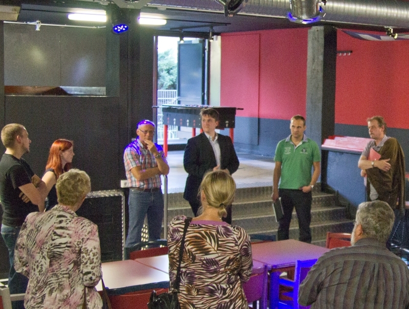 Vor Ort informierten sich der Vorsitzende des JHA, Alexander Biber (4.v.l.) und der Erste Beigeordnete Heinz Eschbach (3.v.l.) mit Mitgliedern des Troisdorfer Jugendhilfeausschusses im modernisierten Jugendkulturcafe.