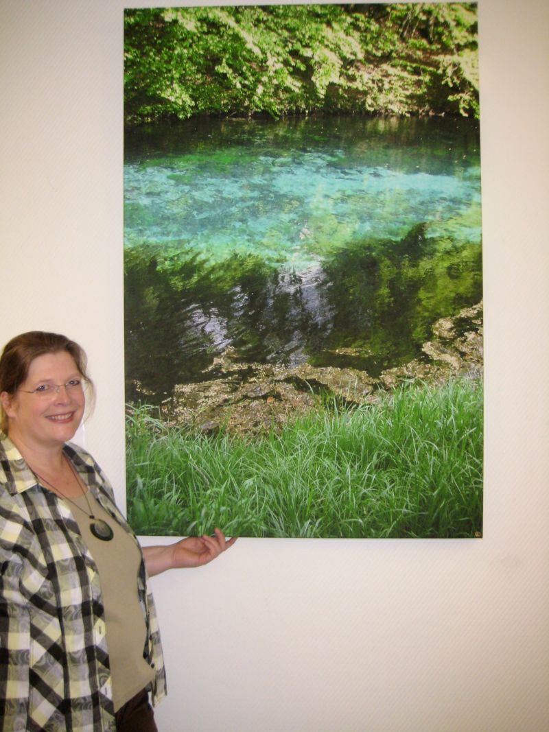 Barbara Krüll mit ihrem Bild „Blaue Quelle mit Gras“