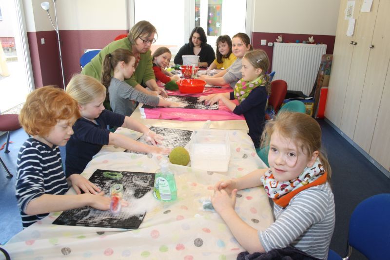 Eifrig und geschickt lernten Spicher Kinder bei Angelika Kondilis (hinten links) die Filztechnik