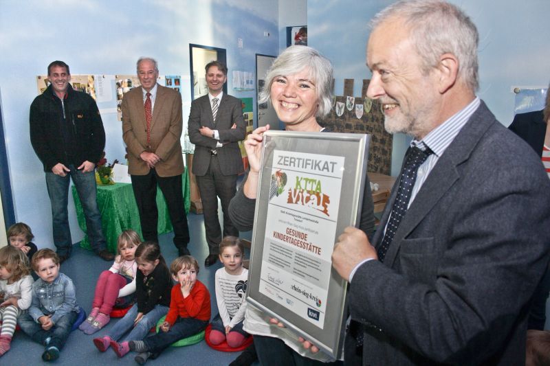 Kita-Leiterin Claudia Schäfer und die Kinder nahmen die Auszeichnung KITA vital entgegen