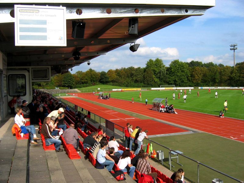Im Aggerstadion werden Naturrasenplatz und Laufbahn saniert und ein neuer Kunstrasenplatz gebaut