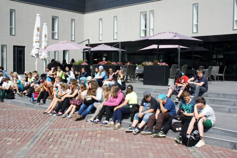 Durch neue Gastronomie soll bald wieder mehr Leben auf Burg Wissem sein wie auf dem Foto im Sommer 2013