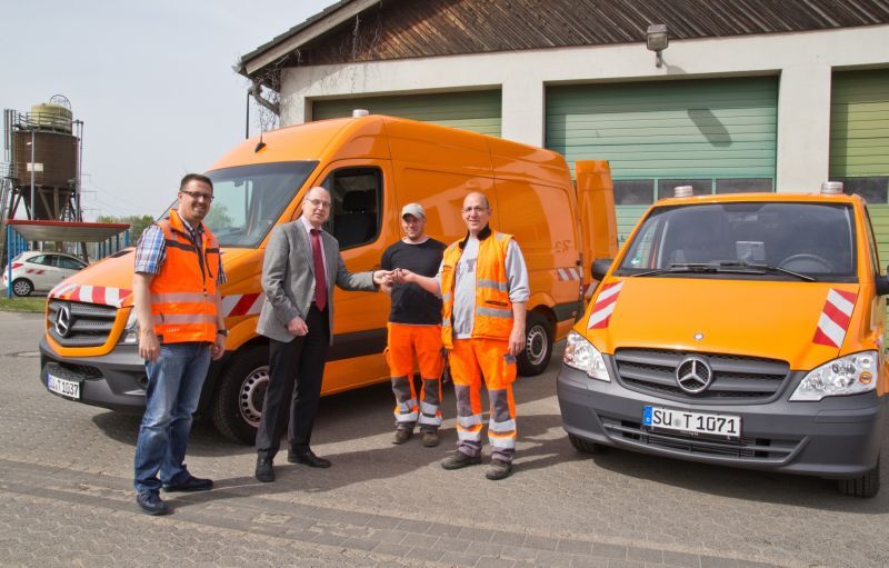 Technischer Beigeordneter Helmut Wiesner (2.v.r.) übergab die Schlüssel für die neuen Fahrzeuge