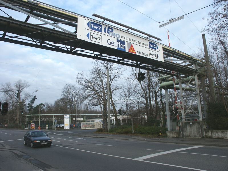 Die Rohrbrücke über die Mülheimer Straße wird am Samstagabend abgebaut