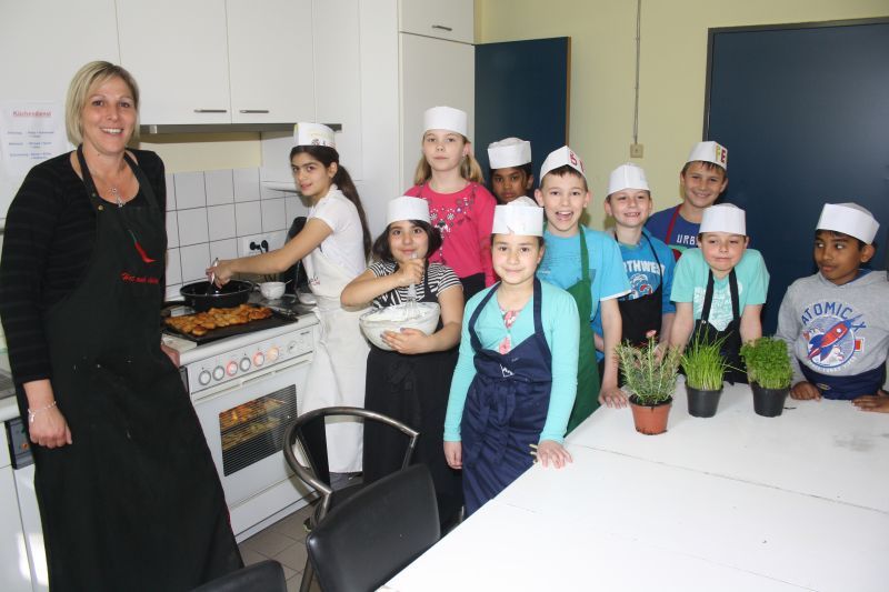 Köchin Stefanie Hering leitete mit heiterer Gelassenheit den Kochkurs für Kinder im Stadtteilhaus op de Hött