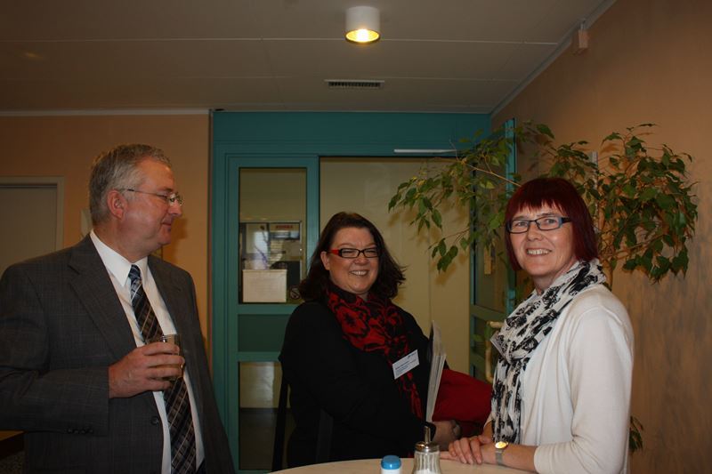 Referentin Frau Karsten (mittig) zwischen Bürgermeister und der Gleichstellungsbeauftragten Frau Lapke-Fernholz