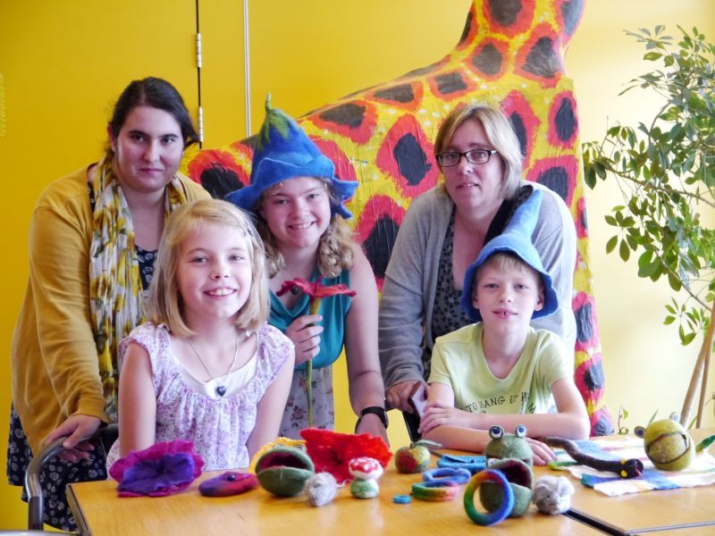Angelika Kondilis (rechts) ließ mit den Kindern lustige Hüte aus Filz entstehen.