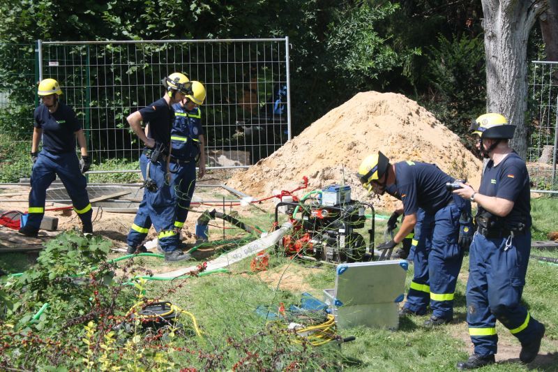 Mitarbeiterinnen und Mitarbeiter des THW haben Grundwasser in dem Bereich abgepumpt, in dem eine Bombe vermutet wird