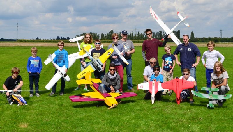 Zufrieden mit Flügen und Fest: Kinder und Jugendliche aus dem Bergheimer TK3 und den Aero Kids Rheidt