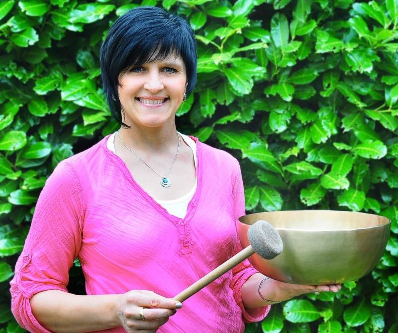 Pädagogin Lydia Fast läßt für Kinder Klangschalen erklingen