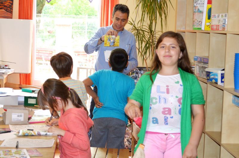 Der Bonner Künstler Justo G. Pulido gab den Kindern im Mehrgenerationenhaus geduldig Tipps beim Zeichnen