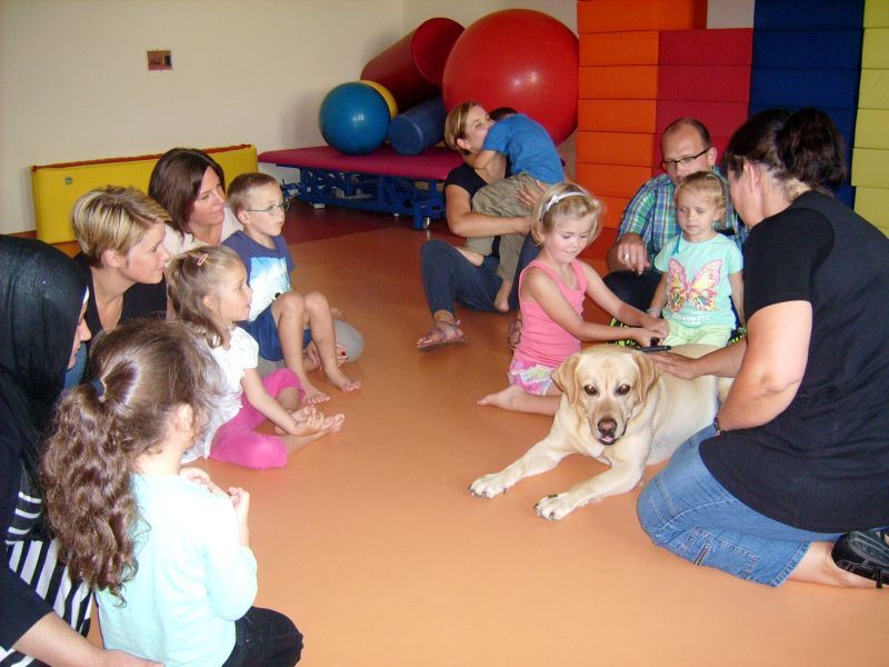 Sam, der Labrador, stand bzw. lag im Mittelpunkt beim Spielen mit Kindern und Eltern, rechts Angela Engels