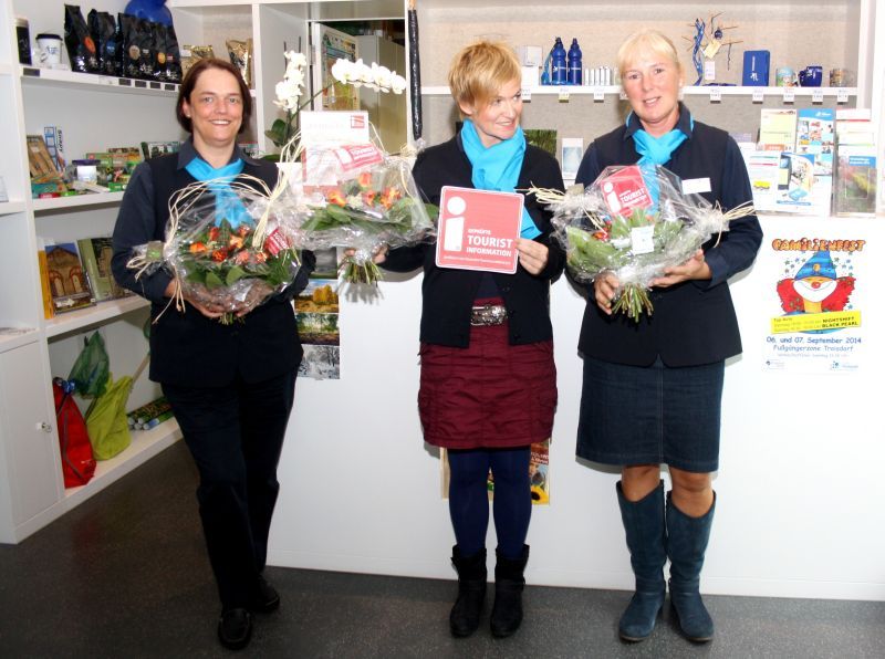 Die Mitarbeiterinnen der Tourist-Information freuen sich über das Zertifikat des Deutschen Tourismusverbands