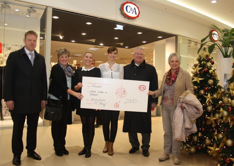 In der Galerie Troisdorf wurde eine Spende überreicht, die mithelfen soll, dass keine Kinder in Obdach kommen