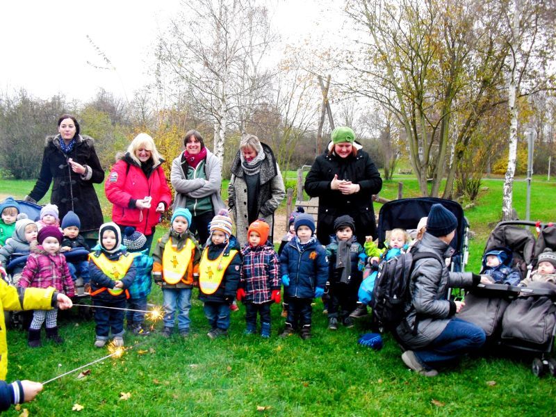 Troisdorfer Tagesmütter kamen mit den Kindern in den Stadtteilpark zur Nikolausfeier an der frischen Luft