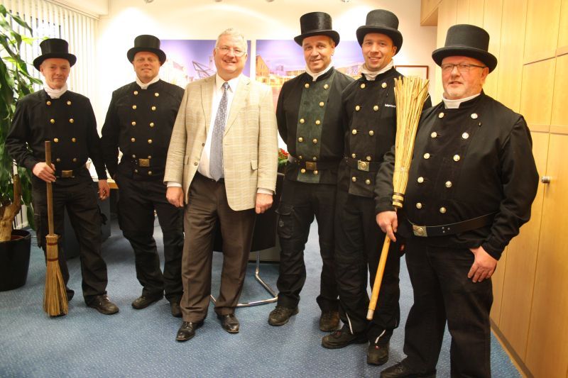 Troisdorfer traditionelle Glücksbringer waren zu Gast im Rathaus