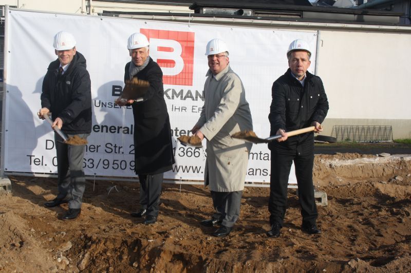 Frisch ans Werk: Erster Spatenstich für das neue Verwaltungsgebäude der Dynos GmbH