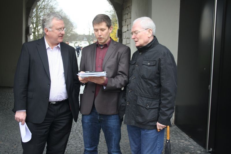 Rundgang virtuell und als Broschüre: v.l. Bürgermeister Klaus-Werner Jablonski, Marc Eickelmann und Peter Haas testen den Geschichtsweg durch die Troisdorfer Innenstadt
