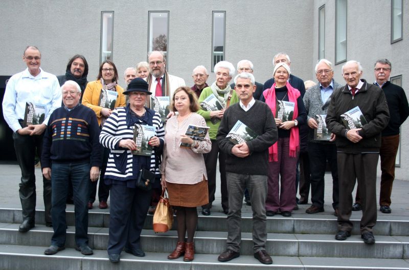 Die Autorinnen und Autoren trafen sich zur Präsentation der neuen Ausgabe auf Burg Wissem