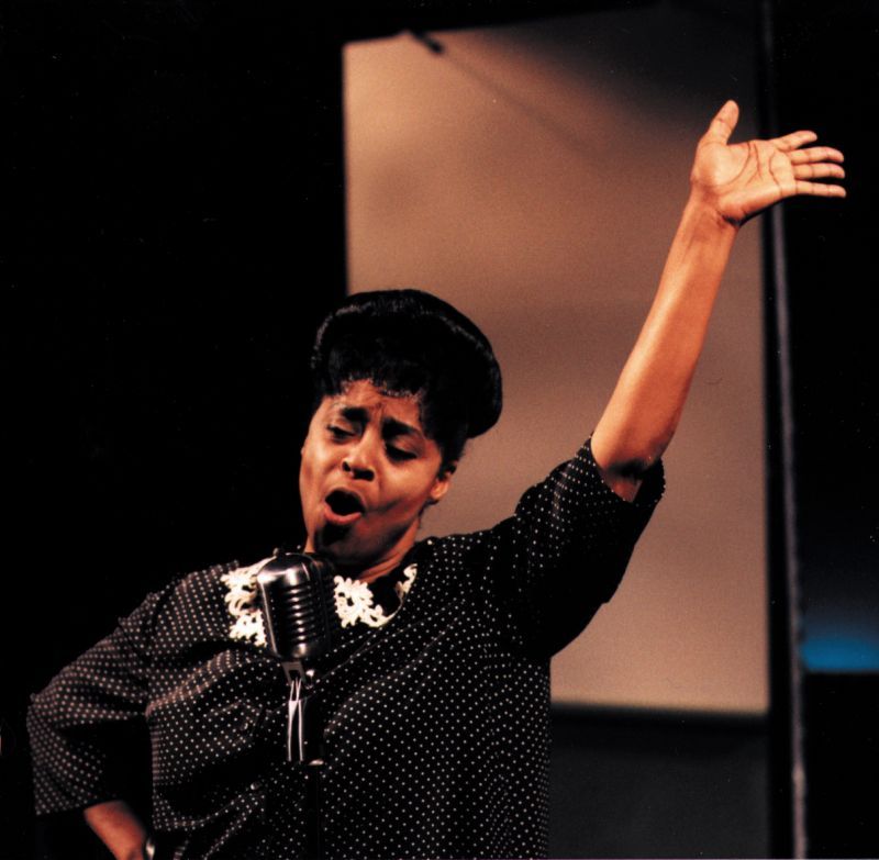 Joan Orleans singt in der Rolle der Mahalia Jackson