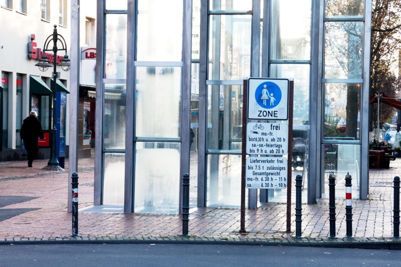 Das Hinweisschild zum Befahren der Fußgängerzone in der Troisdorfer Innenstadt