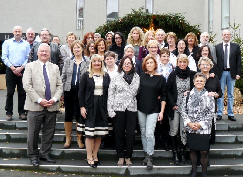 Feierten Verabschiedung oder Dienstjubiläum: städtische Mitarbeiterinnen und Mitarbeiter auf Burg Wissem