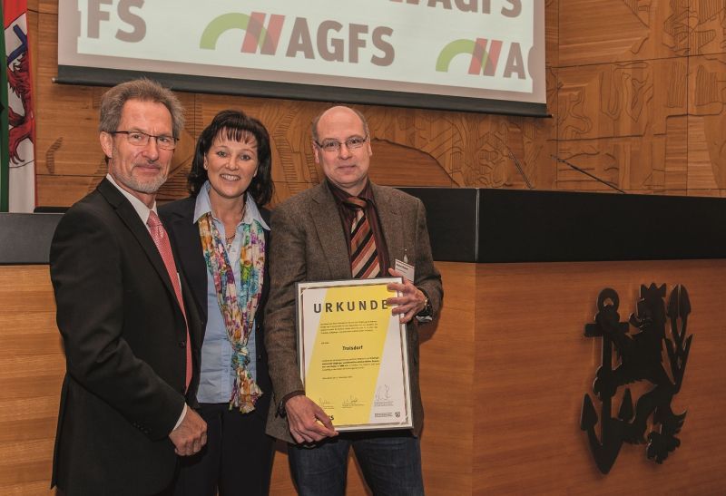 Troisdorfs Technischer Beigeordneter, Helmut Wiesner (rechts), nahm die Auszeichnung entgegen