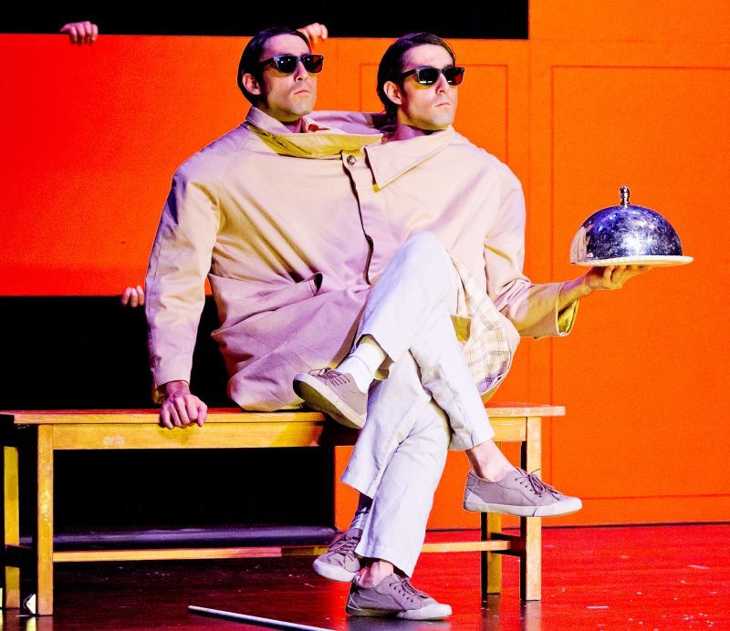 Viel Vergnügen bei Theater, Akrobatik, Zauberei und Witz in einem!