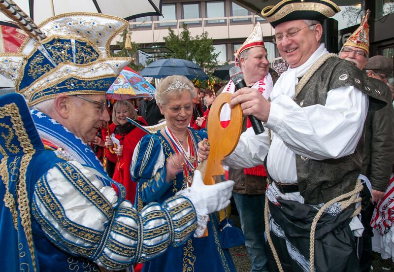 Schon im letzten Jahr mußte Bürgermeister Klaus-Werner Jablonski (rechts) den Rathausschlüssel abgeben