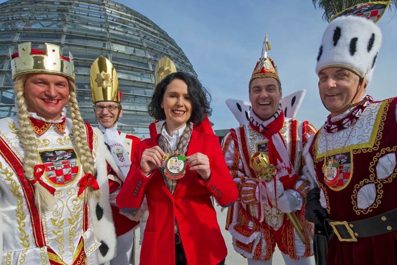 Hoher Besuch in Berlin: Das Sieglarer Dreigestirn überreichte Elisabeth Winkelmeier-Becker den Orden