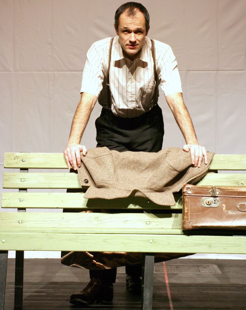 Ein Schauspieler mit acht Rollen rund um "Die Judenbank"