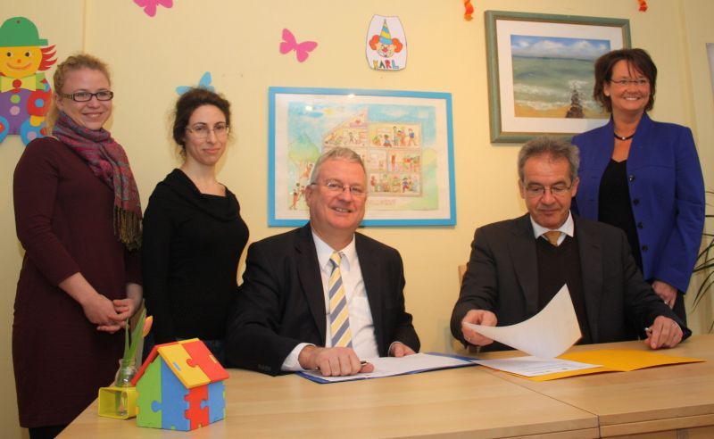 Bürgermeister Klaus-Werner Jablonski und Klaus Reifenhäuser unterzeichneten einen Vertrag