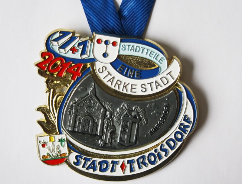 Der aktuelle Karnevalsorden des Troisdorfer Bürgermeisters zeigt Elemente aus Kriegsdorf