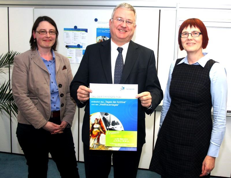 Freuen sich auf viele Besucher im Rathaus: v.l. Antje Winter, Bürgermeister Klaus-Werner Jablonski und Karin Lapke-Fernholz